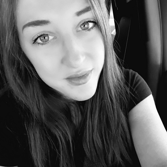 Meet your Posher, Cassandra - Picture 1 of 1